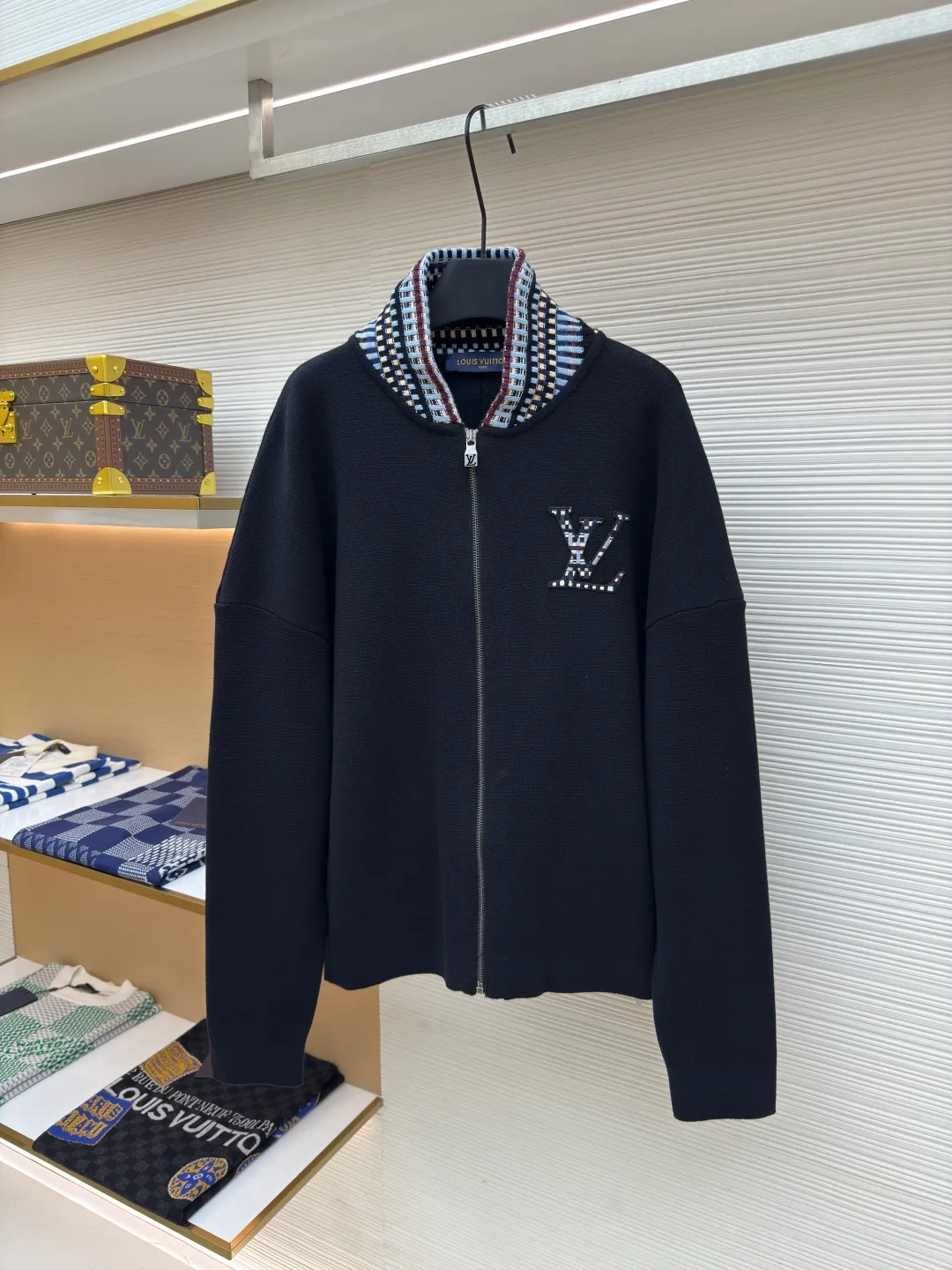 LOUIS VUITTON LOGO embroidered knitted flight jacket ●Authentic product: purchased and developed by 22349 ●Item number: 1680040-B70 ●Fabric: combed cotton yarn fabric ●Technology: knitted production ●Version: fitted version ●Weight: about 830 grams ●Size: XS-S-M-L ●Description: Made of combed cotton yarn It adopts German imported machine (SOTO) 14 knitting machine, the jacquard part adopts Japanese (Shima Seiki) 7-needle knitting, wool jacquard, imported embroidery, customized 1:1 zipper and customized 1:1 trademark. The overall wiring is straight and delicate, the fabric is comfortable and soft, and the color is consistent without color difference. It can be matched with the same style to create a fashionable look and control various occasions. Customized accessories, complete with three standards, same style for men and women!